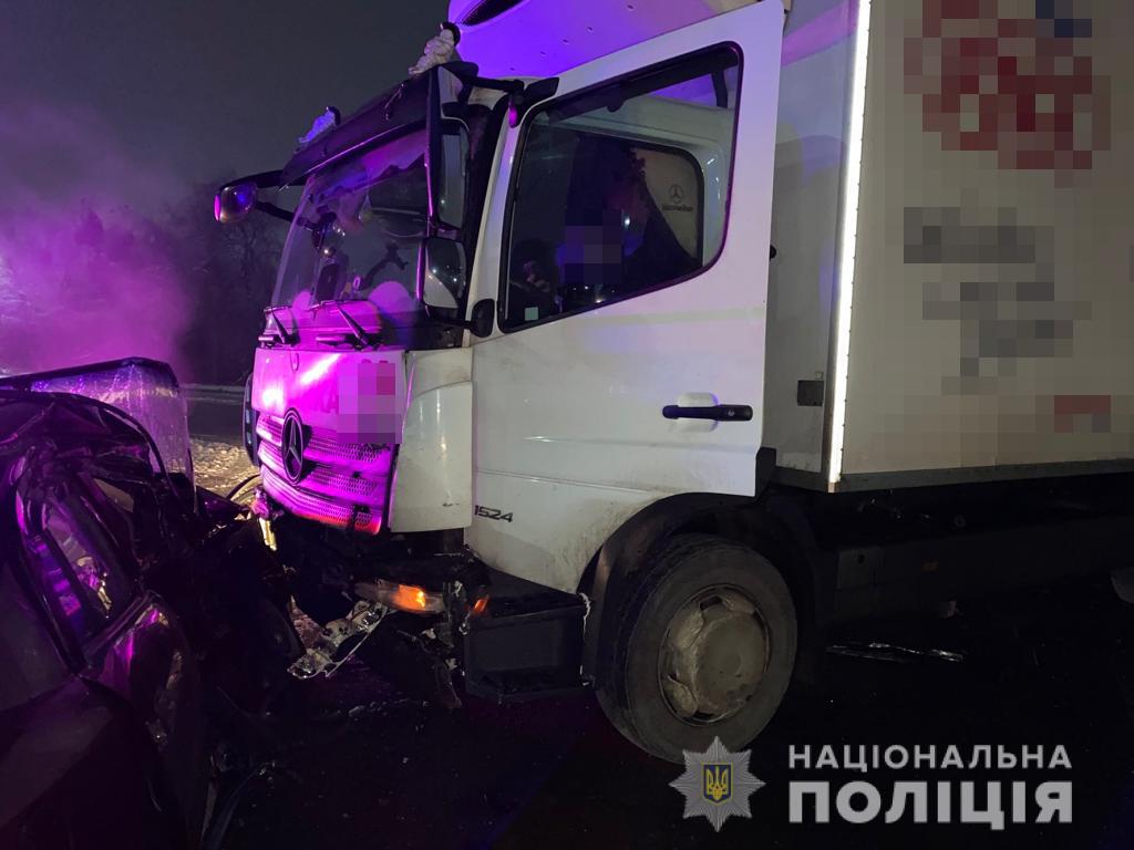У Новограді-Волинському вантажівка в’їхала у легковик, один водій з травмами потрапив до медзакладу Фото 1