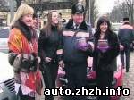 В Киеве сотрудники ГАИ дарили женщинам - водителям торты