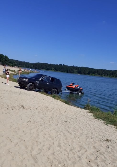 Водитель Land Rover проехал по общественному пляжу в гидропарке и заехал с гидроциклом в реку. ВИДЕО Фото 3
