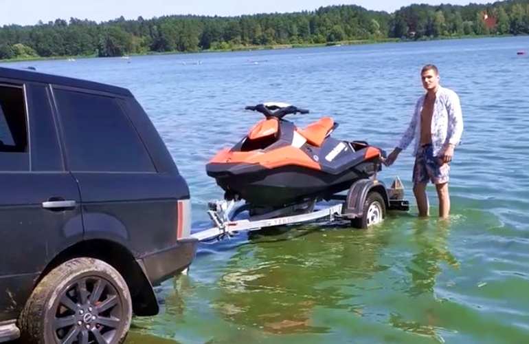 Водитель Land Rover проехал по общественному пляжу в гидропарке и заехал с гидроциклом в реку. ВИДЕО Фото 1
