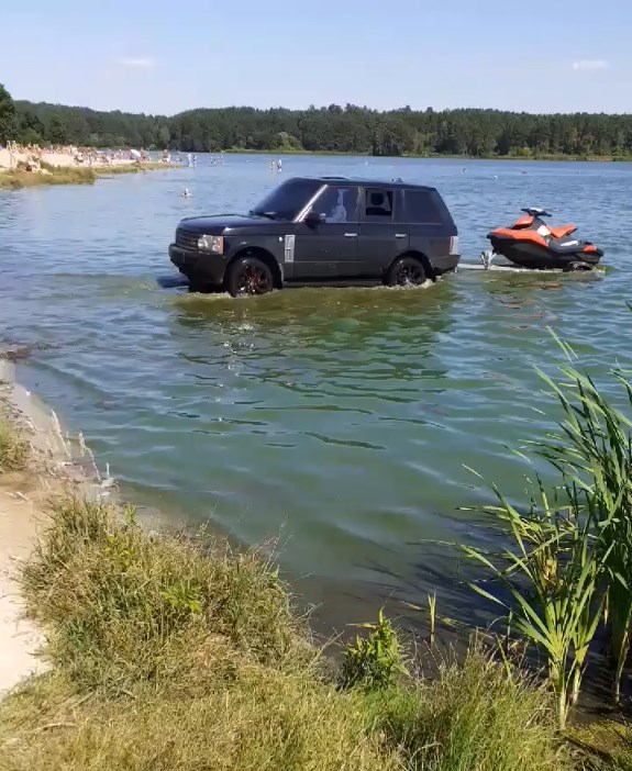 Водитель Land Rover проехал по общественному пляжу в гидропарке и заехал с гидроциклом в реку. ВИДЕО Изображение 4