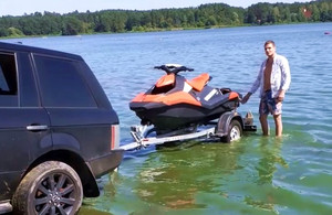 Водитель Land Rover проехал по общественному пляжу в гидропарке и заехал с гидроциклом в реку. ВИДЕО