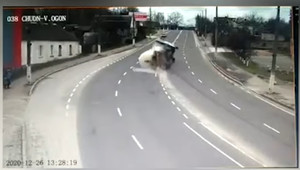 У мережу потрапило відео моменту перекидання газовозу на мосту в Житомирі
