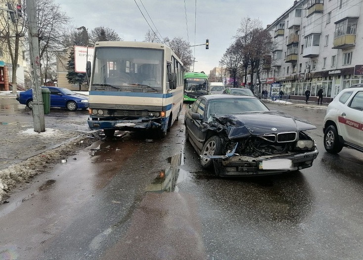 На Київській не розминулись автобус “Київ-Житомир” та BMW, є травмовані Фото 1