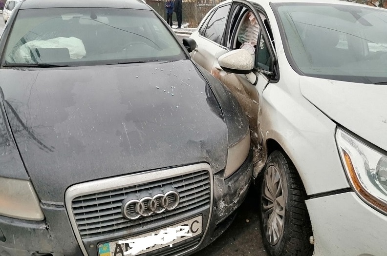 У Житомирі Citroen, заїжджаючи у двір, зіткнувся з Audi