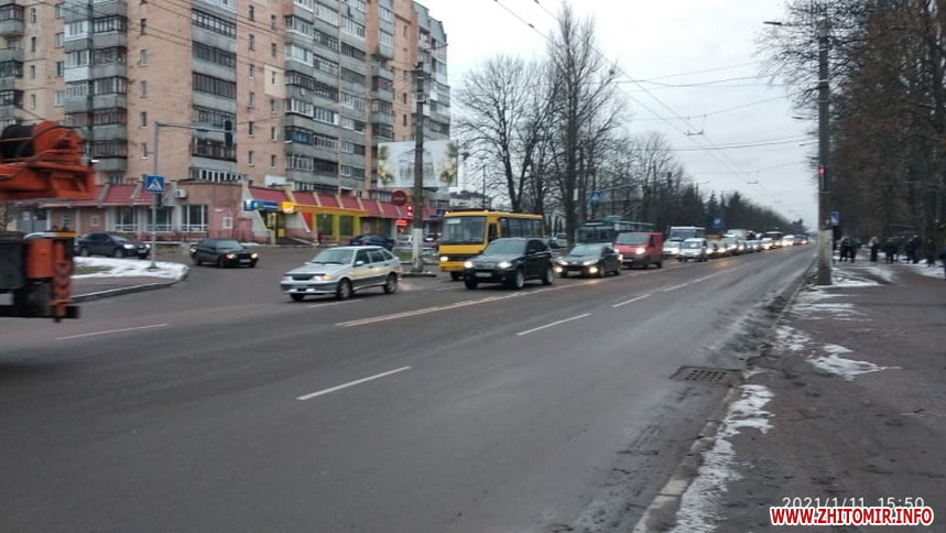 Через дорожньо-транспортну пригоду на вулиці Покровській у Житомирі утворився затор.ФОТО Фото 6