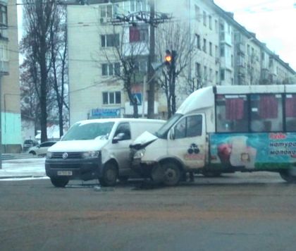 На перехресті Покровської та Грушевського зіштовхнулись мікроавтобус та маршрутка