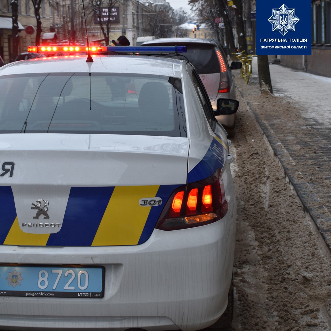 У Житомирі поліція провела рейд по Бердичівській. Оштрафували порушників паркування Фото 3