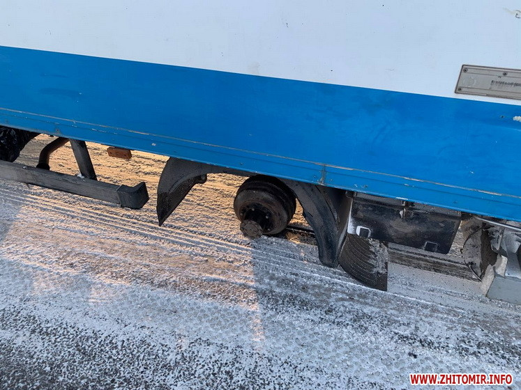 На трасі Київ – Чоп Sens в’їхав у колесо, яке відлетіло від вантажівки, А Lanos зіткнувся з Toyota Land Cruiser Изображение 2
