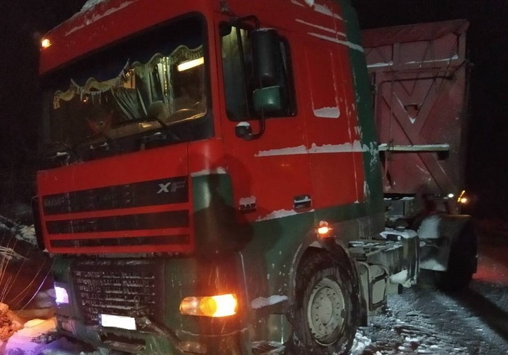 На ґрунтовій об’їзній в Житомирській області застрягла вантажівка і перекрила рух: у заторі стали автобус, 6 фур і більше 10 легковиків