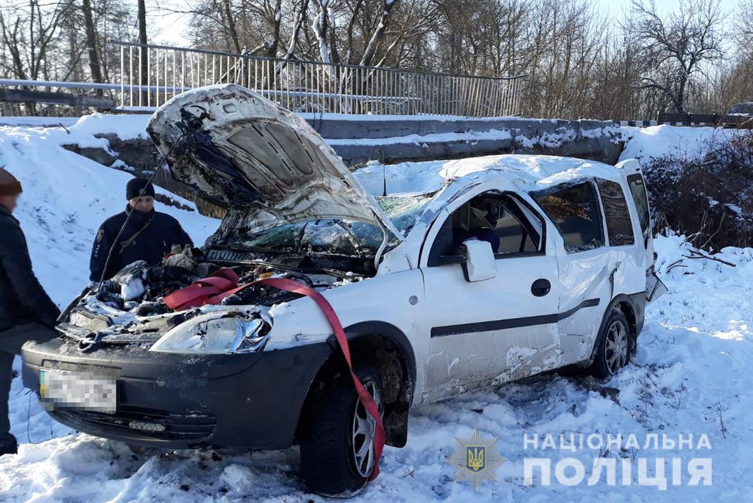У Житомирській області Opel злетів з мосту: водійка з травмами у лікарні Изображение 2