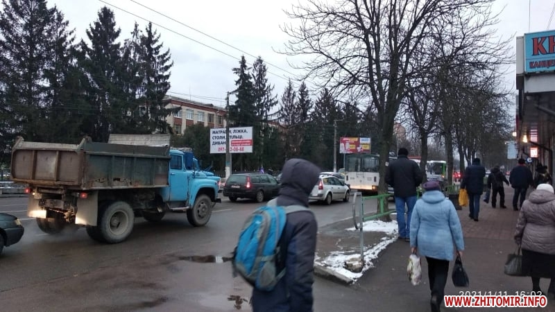 Через дорожньо-транспортну пригоду на вулиці Покровській у Житомирі утворився затор.ФОТО Изображение 9