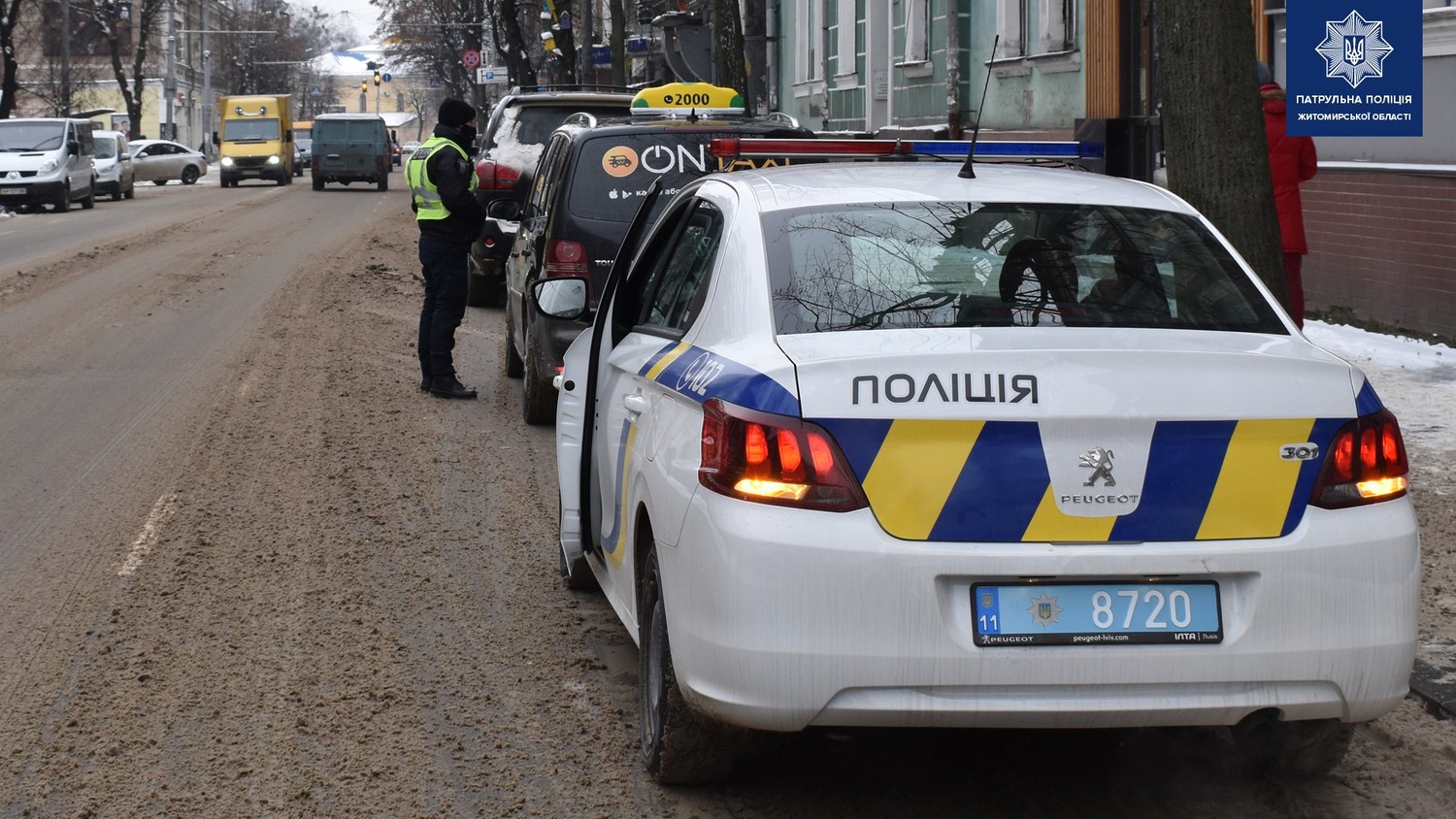 У Житомирі поліція провела рейд по Бердичівській. Оштрафували порушників паркування Фото 5