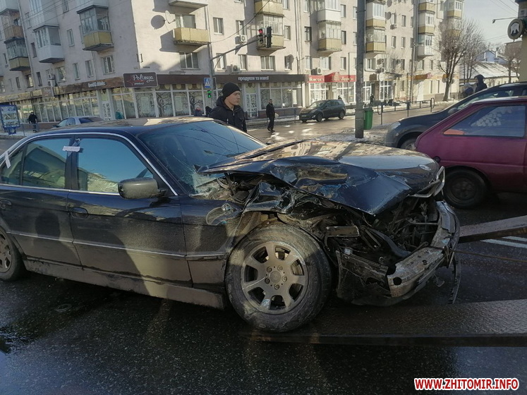 На Київській не розминулись автобус “Київ-Житомир” та BMW, є травмовані Фото 3