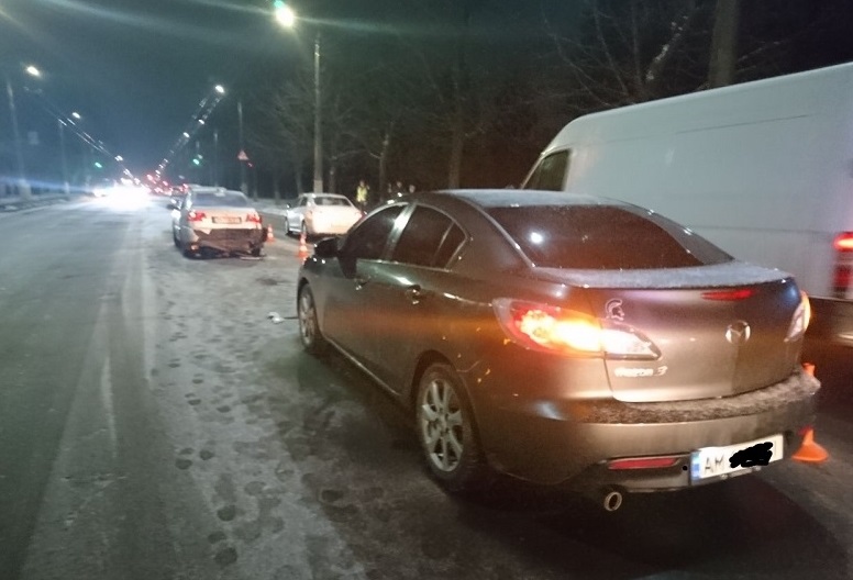 У Житомирі у ДТП зіштовхнулися Mazda, Chery і Renault Фото 5