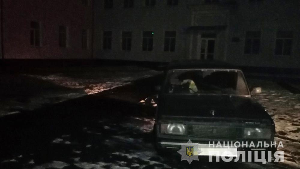 На Житомирщині п’яний молодик “позичив” авто у знайомого, поки той проводжав дівчину додому: покатався і заснув