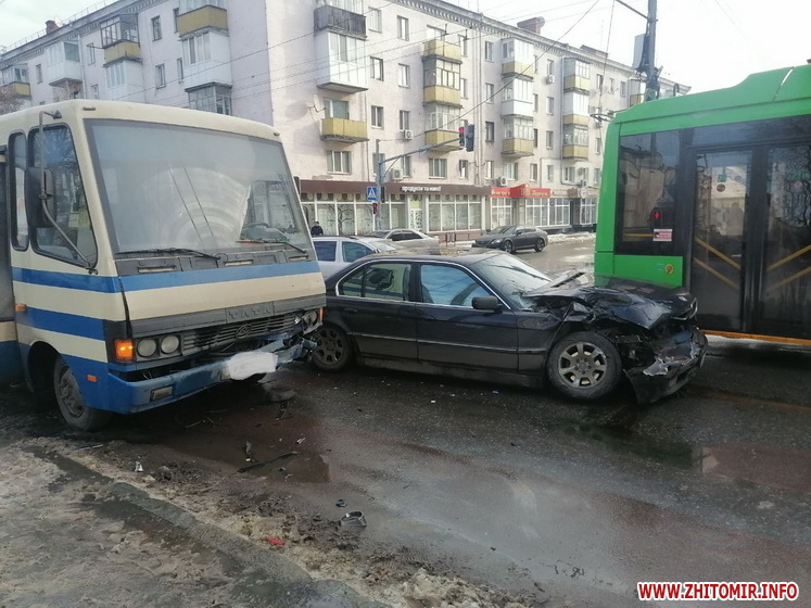 На Київській не розминулись автобус “Київ-Житомир” та BMW, є травмовані Изображение 2