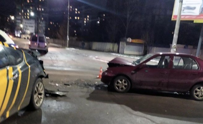У Житомирі на перехресті Вітрука-Шевченка зіштовхнулись Hyundai та Geely: один водій отримав травми.Фото