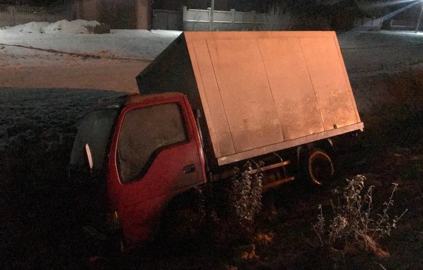 Дві ДТП біля Житомира: зіткнулися Ssang Yong, “Волга” і Renault, вантажівка вилетіла у кювет Фото 1