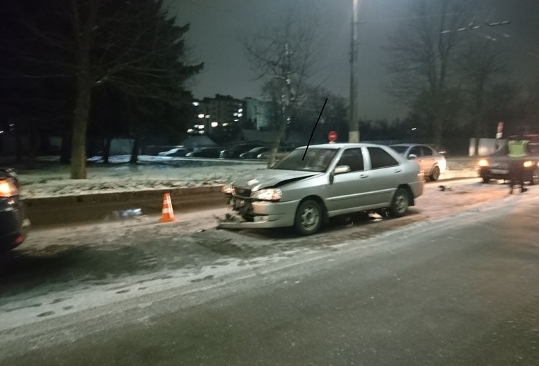У Житомирі у ДТП зіштовхнулися Mazda, Chery і Renault Изображение 4