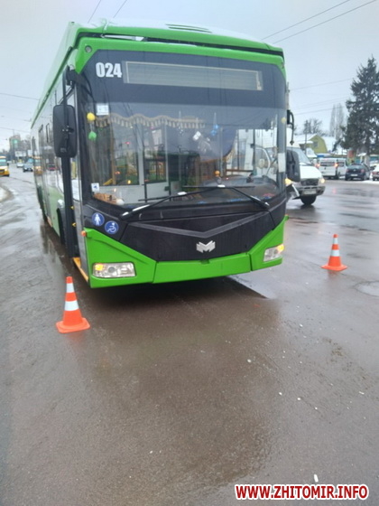 Біля автовокзалу в Житомирі Volkswagen не пропустив тролейбус, травмувалася пасажирка Изображение 2