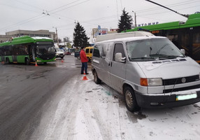 Біля автовокзалу в Житомирі Volkswagen не пропустив тролейбус, травмувалася пасажирка