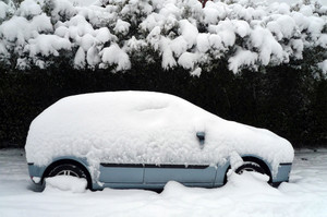 7 речей, які не варто залишати в автомобілі, коли надворі мороз