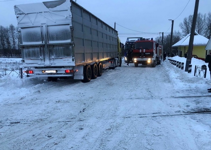За добу на Житомирщині рятувальники витягли зі снігу 28 авто: вантажівки буксували на дорогах, “швидкі” не довезли хворих. ФОТО Изображение 4
