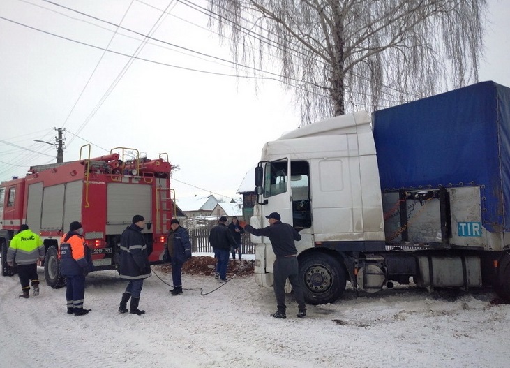 За добу на Житомирщині рятувальники витягли зі снігу 28 авто: вантажівки буксували на дорогах, “швидкі” не довезли хворих. ФОТО Фото 1