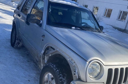У Новограді-Волинському поліцейські зупинили Jeep за порушення ПДР: водій позбавлений прав, а в салоні були пістолет та марихуана