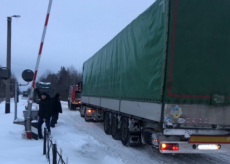 За добу на Житомирщині рятувальники витягли зі снігу 28 авто: вантажівки буксували на дорогах, “швидкі” не довезли хворих. ФОТО Фото 5