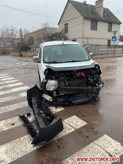 На перехресті у Житомирі зіткнулися Renault і Lanоs, 17-річну пасажирку забрала “швидка” Фото 3