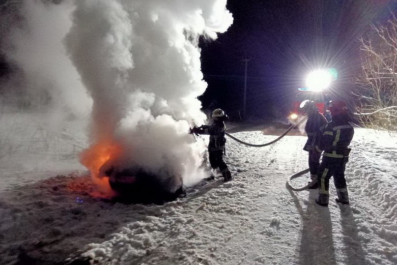 На Житомирщині ВАЗ застряг у сніговому заметі, водій так газував, що автомобіль загорівся Фото 3