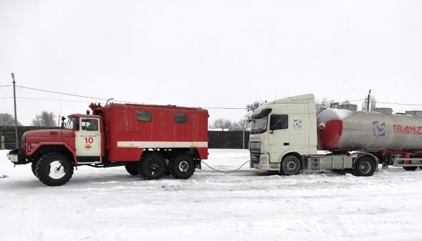 Наслідки негоди у Житомирській області: рятувальники витягнули із заметів 154 автомобілі, кілька населених пунктів – без світла Фото 3