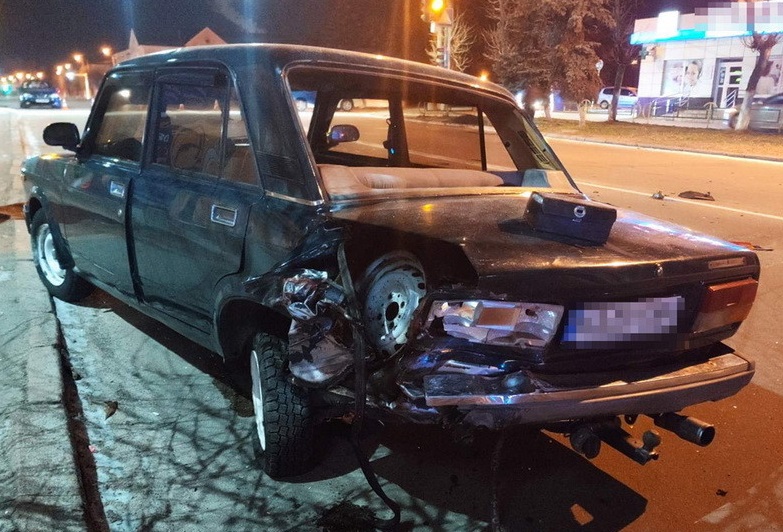 У Коростені Audi в’їхав у ВАЗ і вилетів на зустрічну смугу, де врізався в Chevrolet: постраждав один з водіїв Фото 3