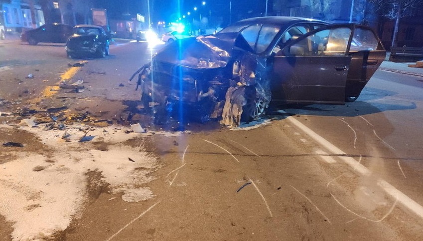 У Коростені Audi в’їхав у ВАЗ і вилетів на зустрічну смугу, де врізався в Chevrolet: постраждав один з водіїв