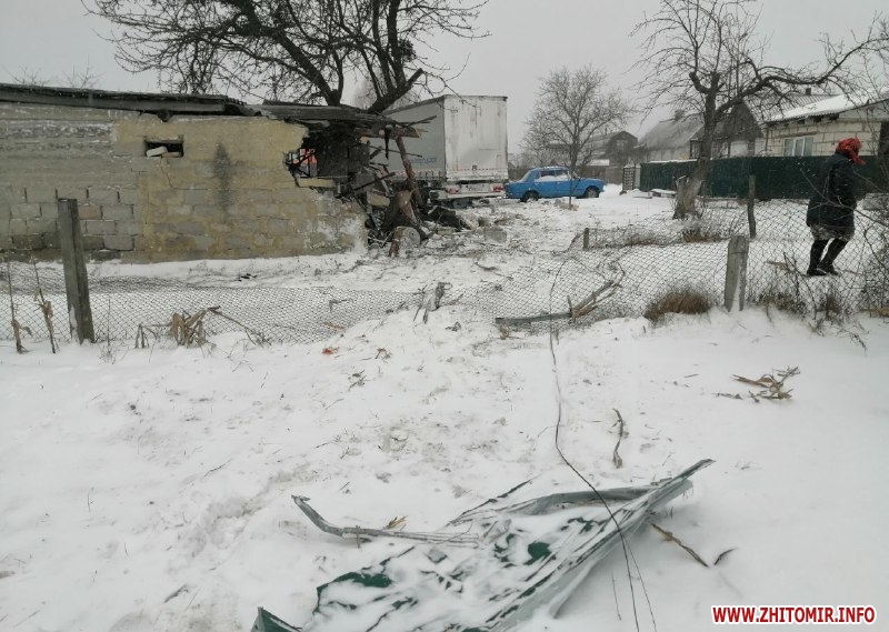 На трасі у Житомирській області вантажівка в’їхала у паркан, водій загинув.ФОТО Фото 5