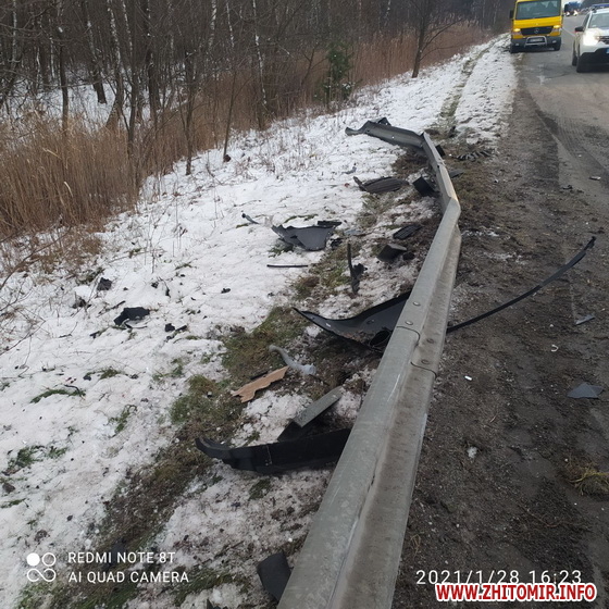 На трасі Київ – Чоп водій розбив Toyota та пошкодив близько 20 метрів відбійника.Фото Фото 5
