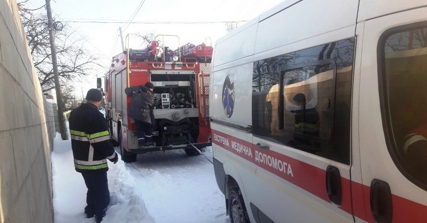 У Житомирі рятувальники вивільнили зі снігу “швидку”, яка їхала на виклик, і відбуксирували 5 вантажівок