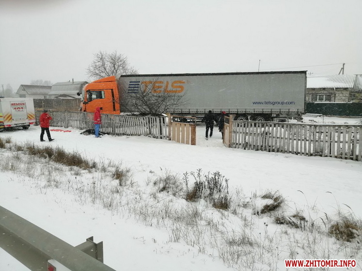 На трасі у Житомирській області вантажівка в’їхала у паркан, водій загинув.ФОТО Изображение 2
