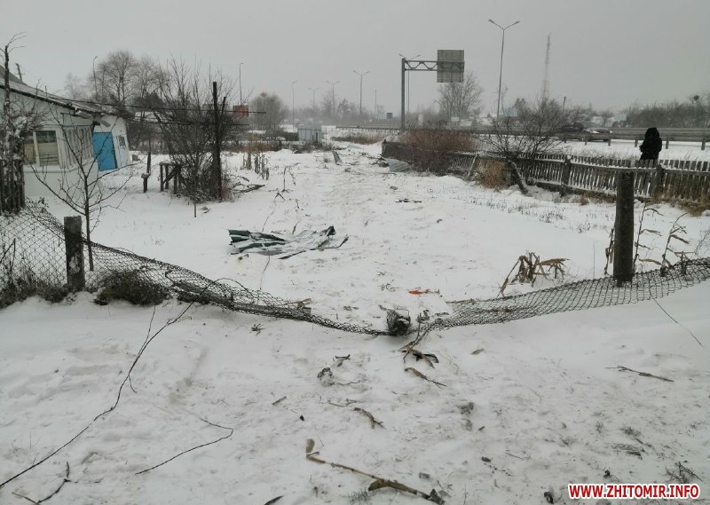 На трасі у Житомирській області вантажівка в’їхала у паркан, водій загинув.ФОТО Фото 3