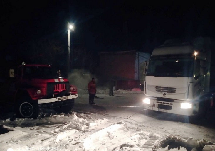 У Житомирі рятувальники вивільнили зі снігу “швидку”, яка їхала на виклик, і відбуксирували 5 вантажівок Изображение 2