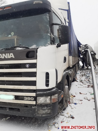 На трасі вантажний Renault в’їхав у припарковану Scania, одній фурі рознесло причіп. ФОТО Изображение 4