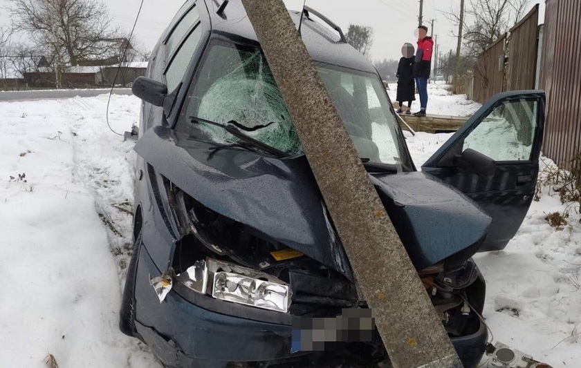 У Житомирській області п’яний водій ВАЗ збив жінку і зніс стовп Фото 1