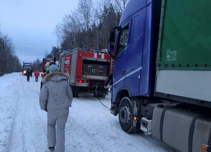 За добу на Житомирщині рятувальники витягли зі снігу 28 авто: вантажівки буксували на дорогах, “швидкі” не довезли хворих. ФОТО Изображение 2