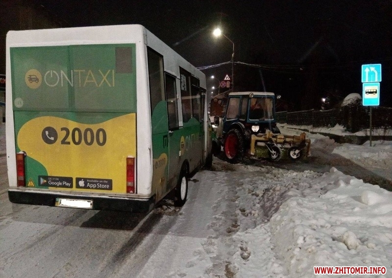 У Житомирі снігоприбиральний трактор в’їхав у маршрутку. ФОТО Изображение 4