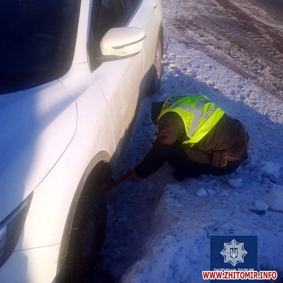 У Житомирі на вулиці Східній витягали загрузлий Opel, водійка якого скерувала автівку в сніг, щоб не збити собаку Изображение 2