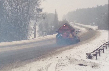 На двох трасах на Житомирщині через негоду обмежили рух вантажівок Фото 1
