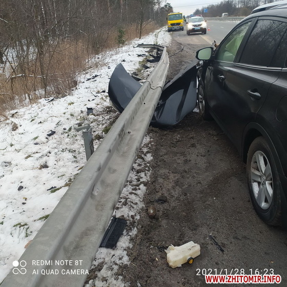 На трасі Київ – Чоп водій розбив Toyota та пошкодив близько 20 метрів відбійника.Фото Изображение 4
