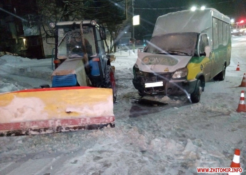 У Житомирі снігоприбиральний трактор в’їхав у маршрутку. ФОТО Фото 5